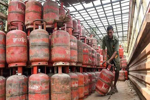 तेल आपूर्ति पर सरकार का आश्वासन, कहा– अफवाहों से बचें, कोई कमी नहीं